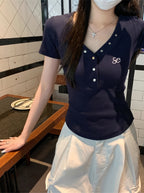 Vネックロゴフィットトップス
