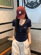 Vネックロゴフィットトップス