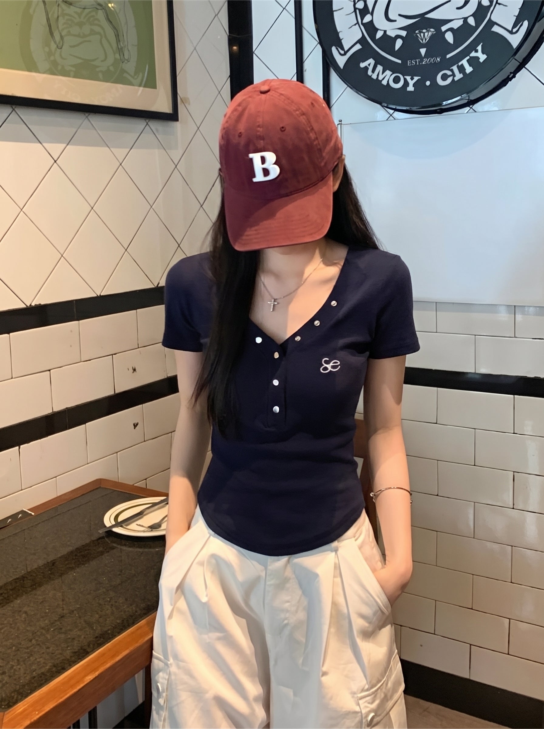 Vネックロゴフィットトップス