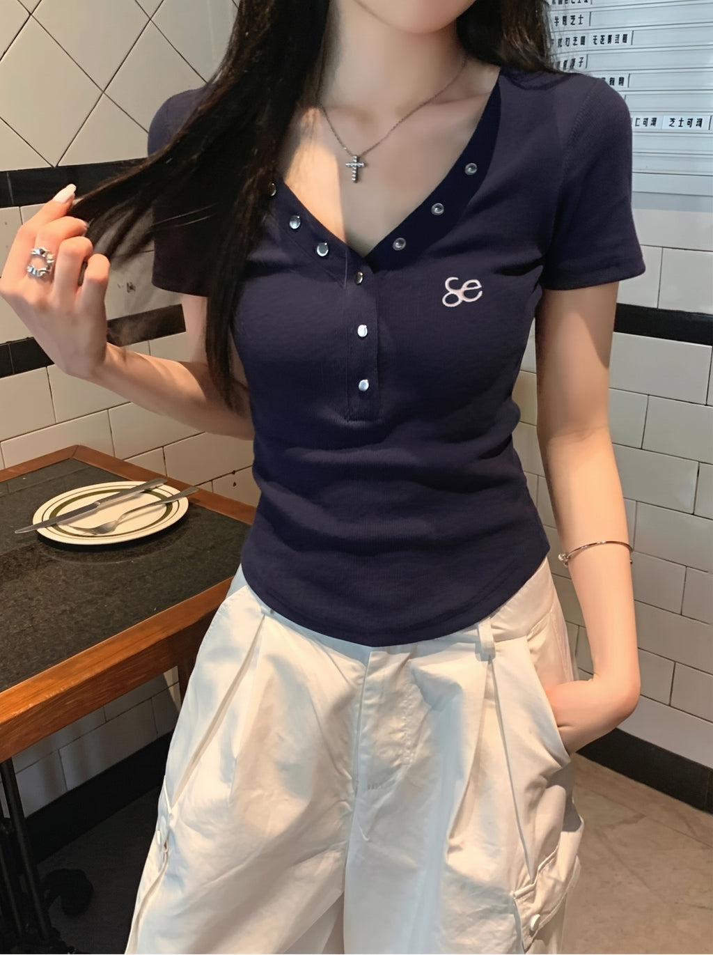 Vネックロゴフィットトップス