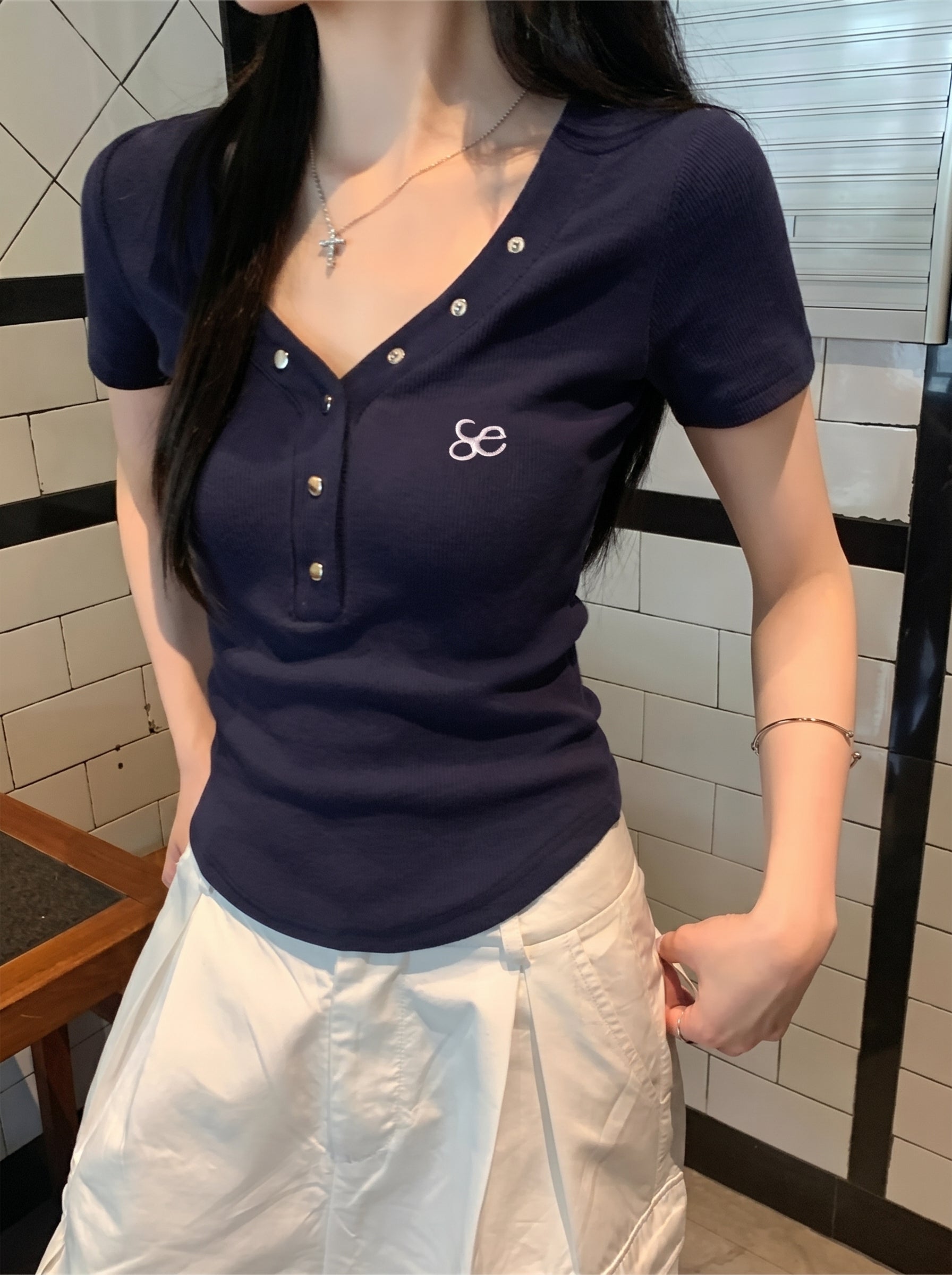 Vネックロゴフィットトップス